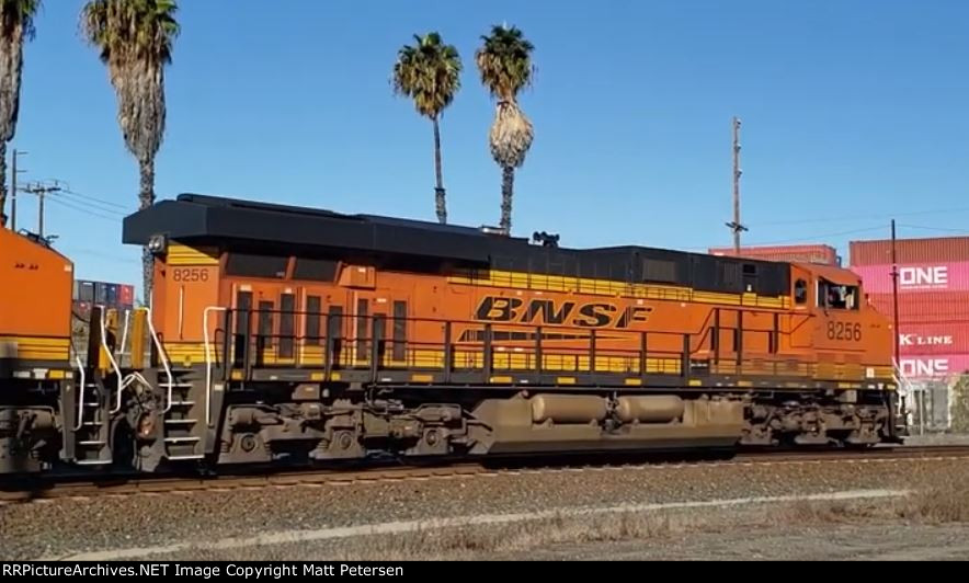 BNSF 8256